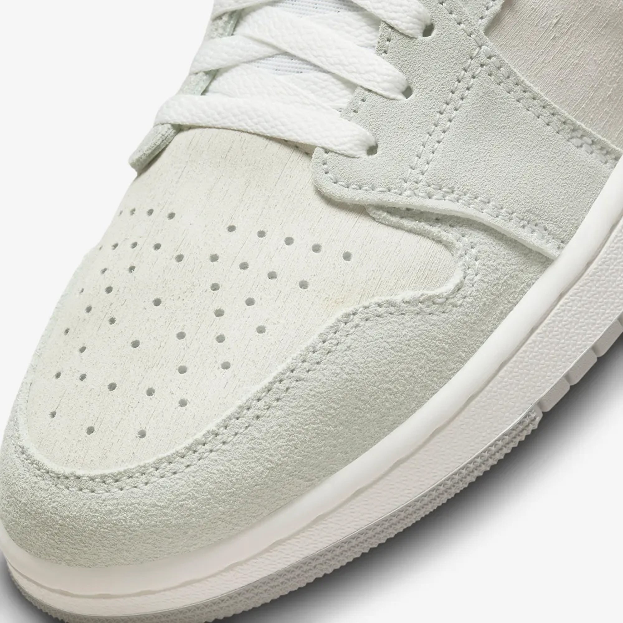 AIR JORDAN 1 ZOOM CMFT 2 'SUMMIT WHITE/PARTICLE GREY-LIGHT SILVER'