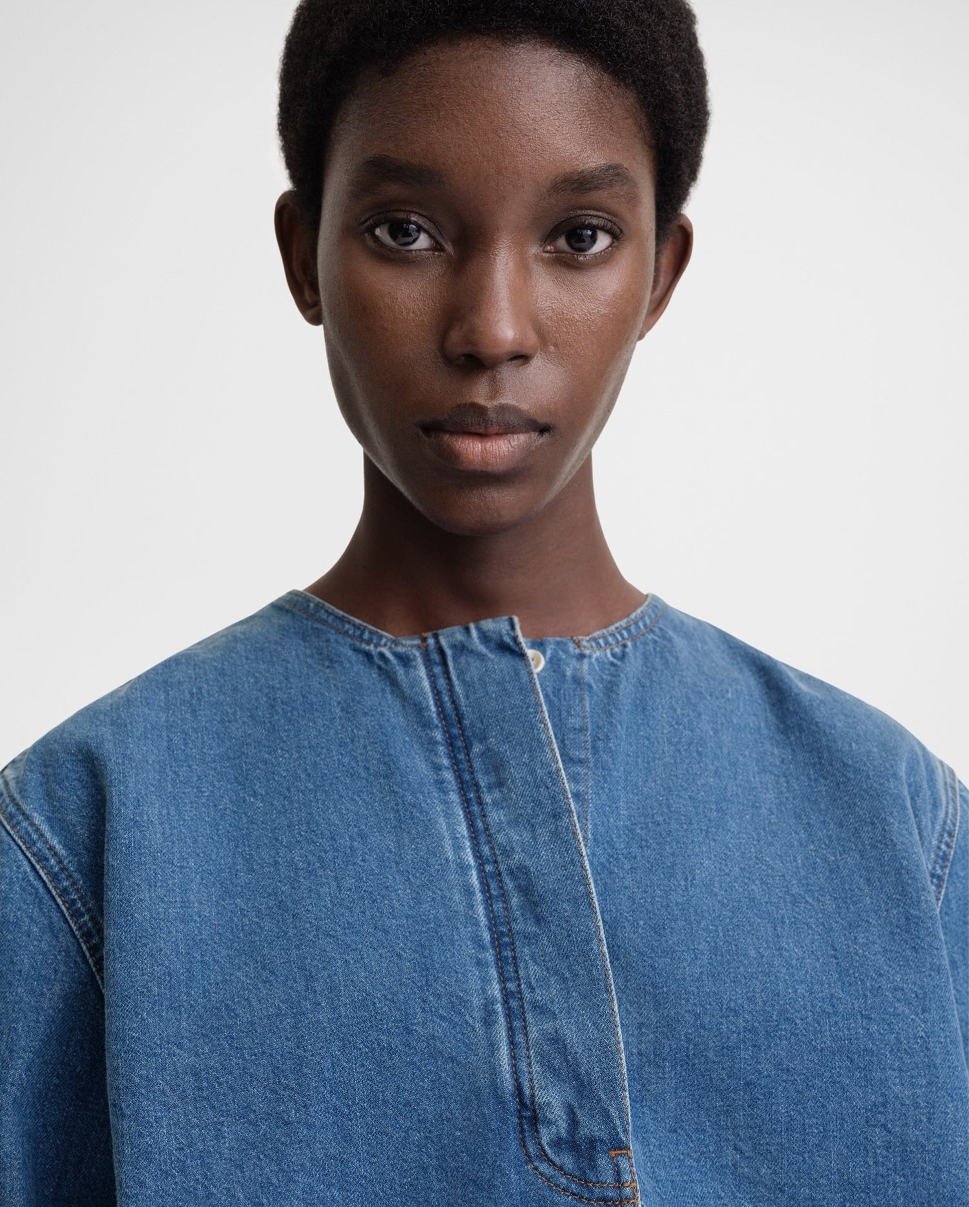 COLLARLESS DENIM SHIRT / VIBRANT BLUE