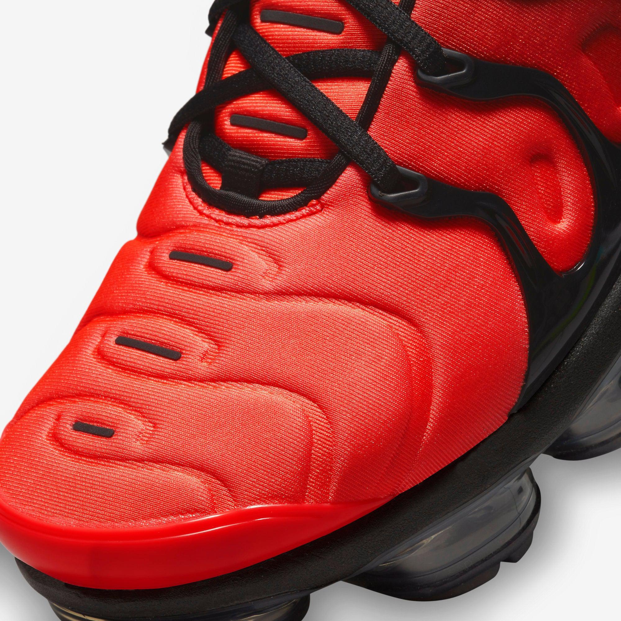 (Men's) Nike Air VaporMax Plus 'Darth Maul / Bright Crimson' (2022) DZ4857-001